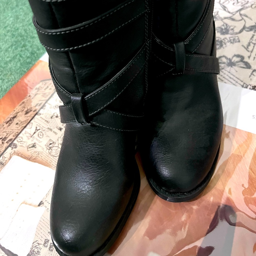 Selling boots size 6.5W Naturalizer black charcoal